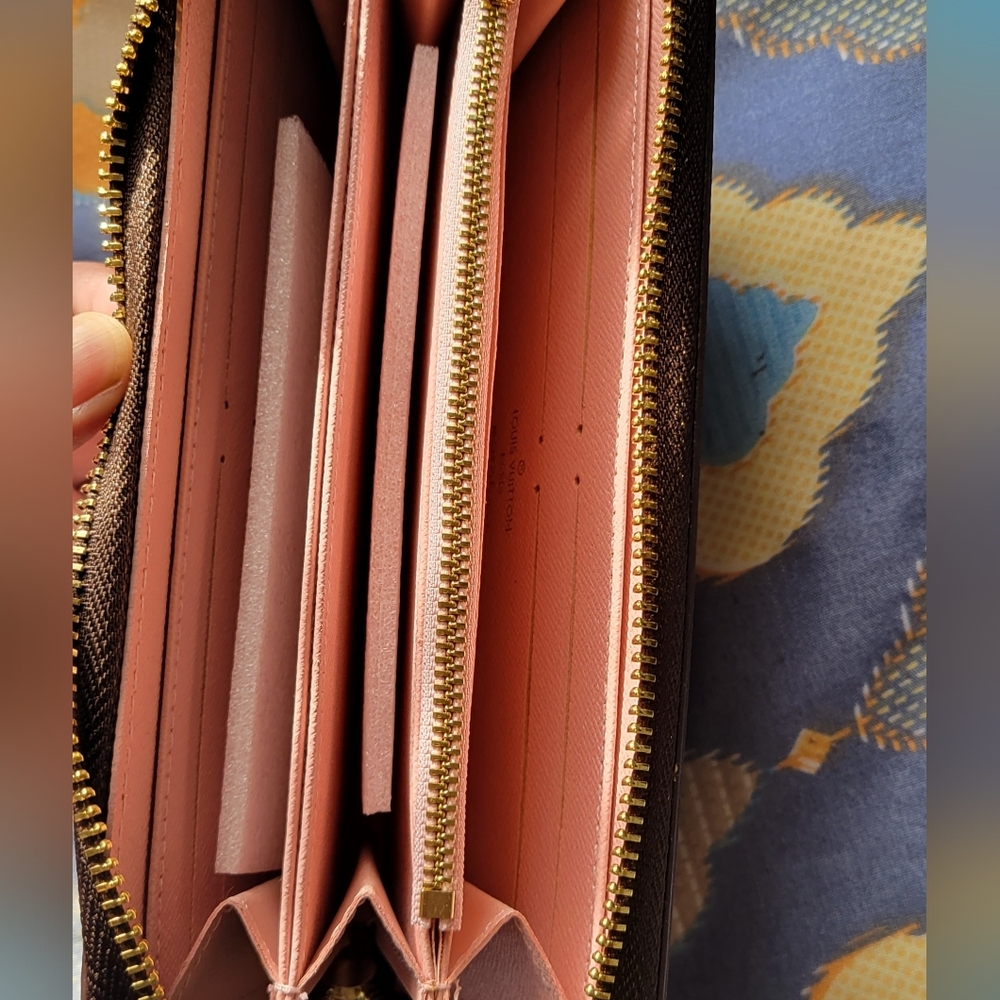 Fashion Nova Brown Wallet with City Art - Picture 4 of 7